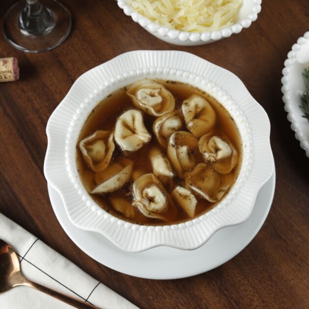 Capeletti de carne com caldo in brodo de carne
